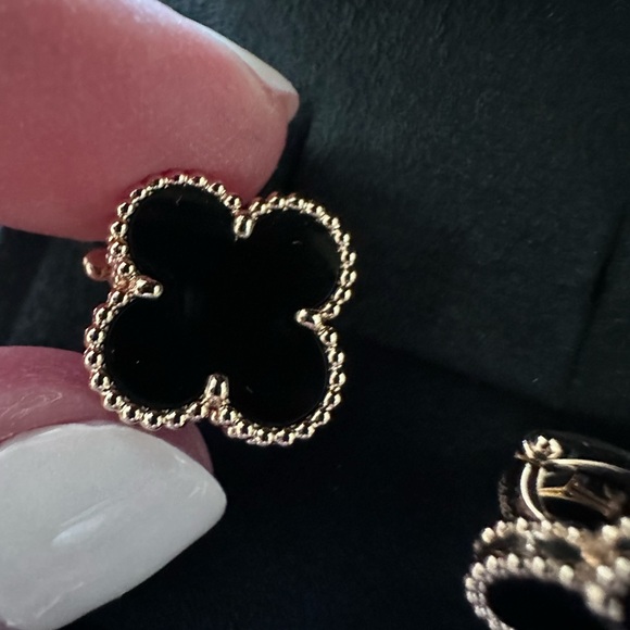 Van Cleef 18k yellow gold vintage Alhambra, onyx earrings, brand new - Picture 3 of 8